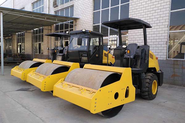 <a href='http://m.xaqiaobo.com' target='_blank'>壓路機</a>廠家